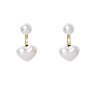 Sublimez votre look avec ces boucles d'oreilles en perles en forme de coeur. Adoptez les pour une touche de romantisme Ã  votre tenue.