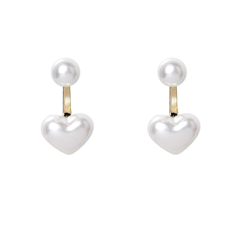 Sublimez votre look avec ces boucles d'oreilles en perles en forme de coeur. Adoptez les pour une touche de romantisme à votre tenue.