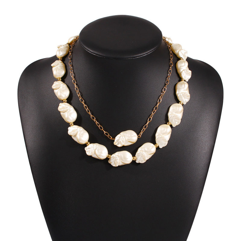 Ajoutez de l'éclat à votre tenue avec ce collier de perles irrégulières en alliage et perles. Le design unique crée un look tendance et moderne.