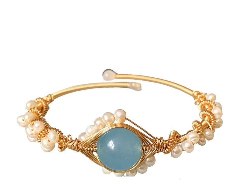 Ce bracelet de perles et saphir est incrusté de cristaux de saphir qui ajoutent une touche de couleur et de brillance à l'ensemble.