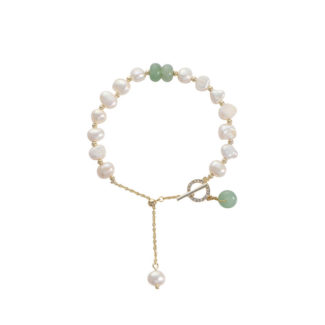 Ce bracelet en perles irrégulières et cristaux est un accessoire de mode incontournable pour ajouter une touche sophistiquée à votre tenue.