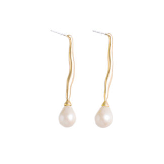 Ajoutez une touche de raffinement à votre tenue avec ces boucles d'oreilles raffinées en perles placées sur un alliage de métaux plaqué or.