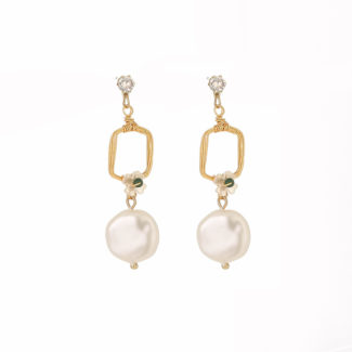Ce collier pendentif et ces boucles d'oreilles en perles plaqués or vous rendront sublime. Ce bijou est un must-have pour ajouter une touche sophistiquée.