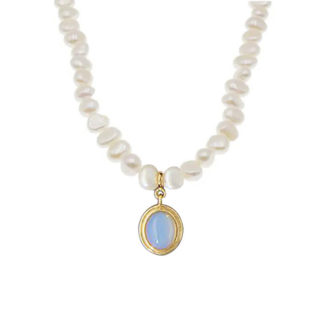 Collier de perles irrégulières et pendentif de cristal de saphir est un ensemble qui ajoutera une touche de glamour à votre tenue.