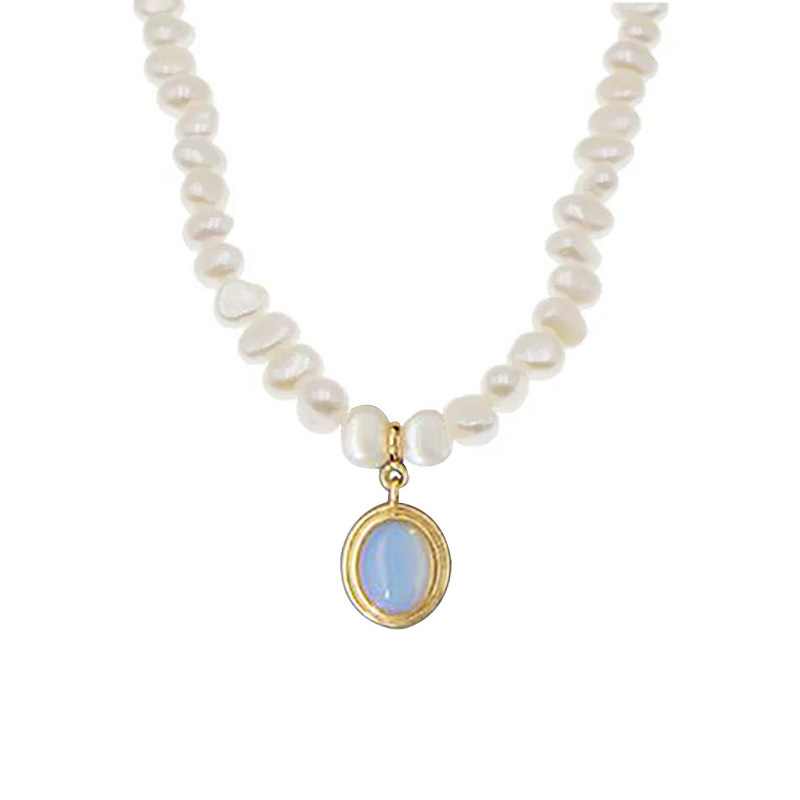 Collier de perles irrégulières et pendentif de cristal de saphir est un ensemble qui ajoutera une touche de glamour à votre tenue.