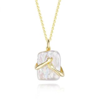 La perle blanche centrale ajoute une touche de délicatesse à ce collier pendentif baroque avec une perle. Son design ajoutera de la classe à votre tenue.