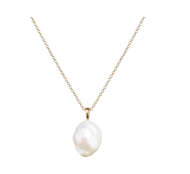 Le collier pendentif avec perle est un bijou élégant et raffiné qui complétera à merveille toutes vos tenues. La perle donne au pendentif une allure baroque