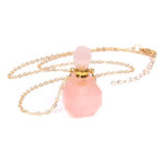 Collier avec pendentif flacon de parfum rappelle les époques les plus glamour et les plus sophistiquées. Le cristal ajoute une dimension subtile au collier.