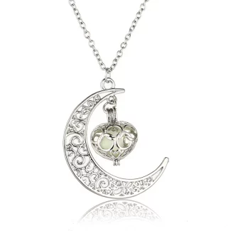 Le collier pendentif lumineux en argent plaqué est un bijou étincelant qui ajoutera une touche d'élégance et de raffinement à votre tenue.